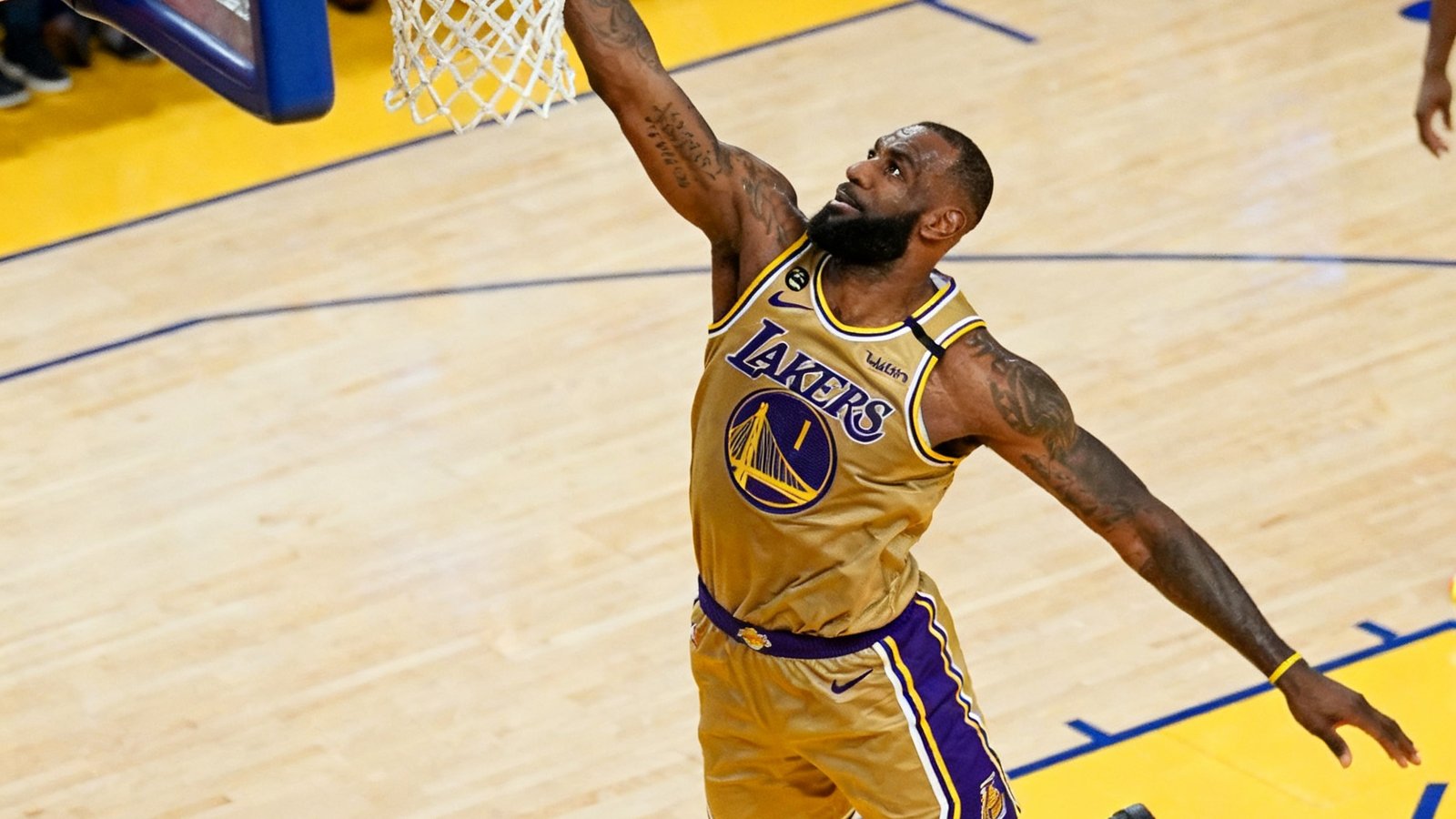 NBA湖人勇士精彩灌篮瞬间，金色球衣球员飞身扣篮